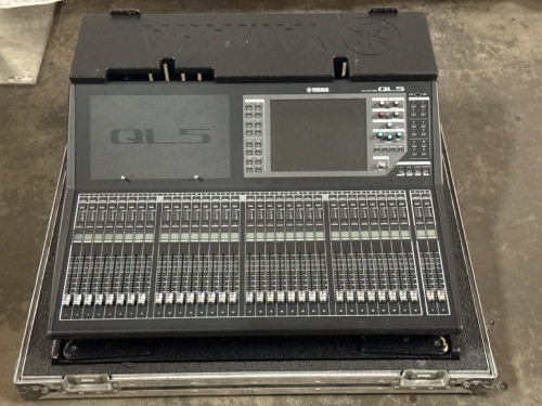 YAMAHA QL5 DIGITAL AUDIO CONSOLE W/ CASE