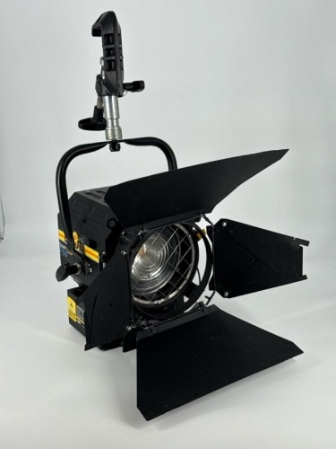 Qty: 6 - DESISTI SUPER F6 LED WHT 5600K FRESNEL - MAN