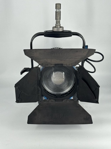 Qty: 5 - ARRI L7-C ON-BOARD CTRL 7IN BLU/SIL LED FRESNEL