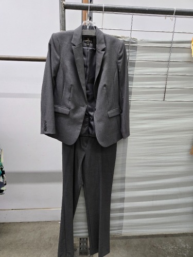 Collection of (5) 2000's era women's suits