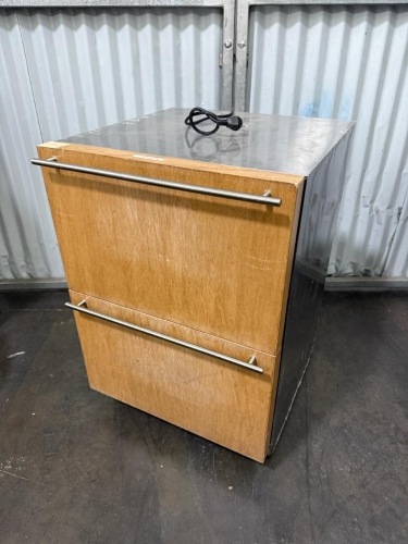 Undercounter refrigerator or freezer with dual drawers