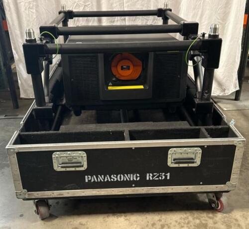 PROJECTOR 31.0K PANASONIC PT-RZ31K HD LASER WITH D75LE20 LENS