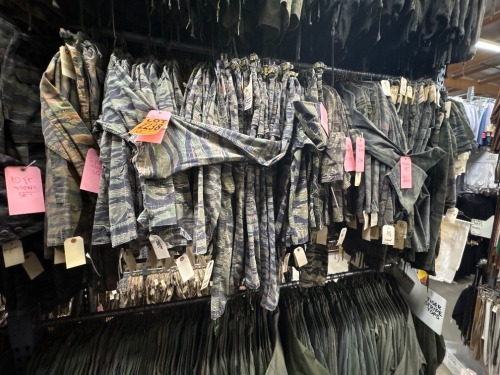 Collection of approx (80) US Army Tiger Stripe Cargo Shirts, Pants, incl. 10x sets, Ripstop